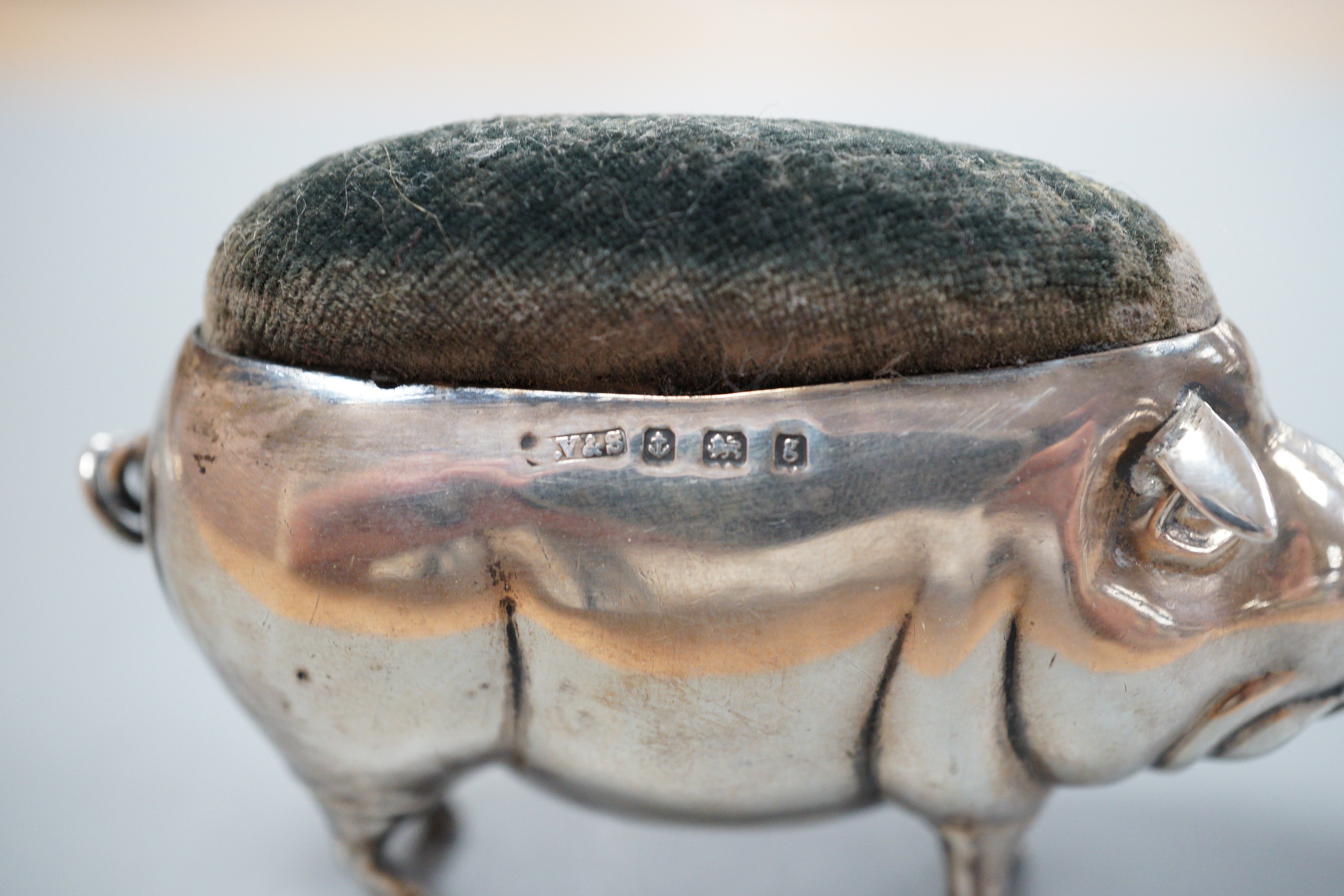 An Edwardian novelty silver pig pin cushion, William Vale & Sons, Birmingham, 1906, 72mm.